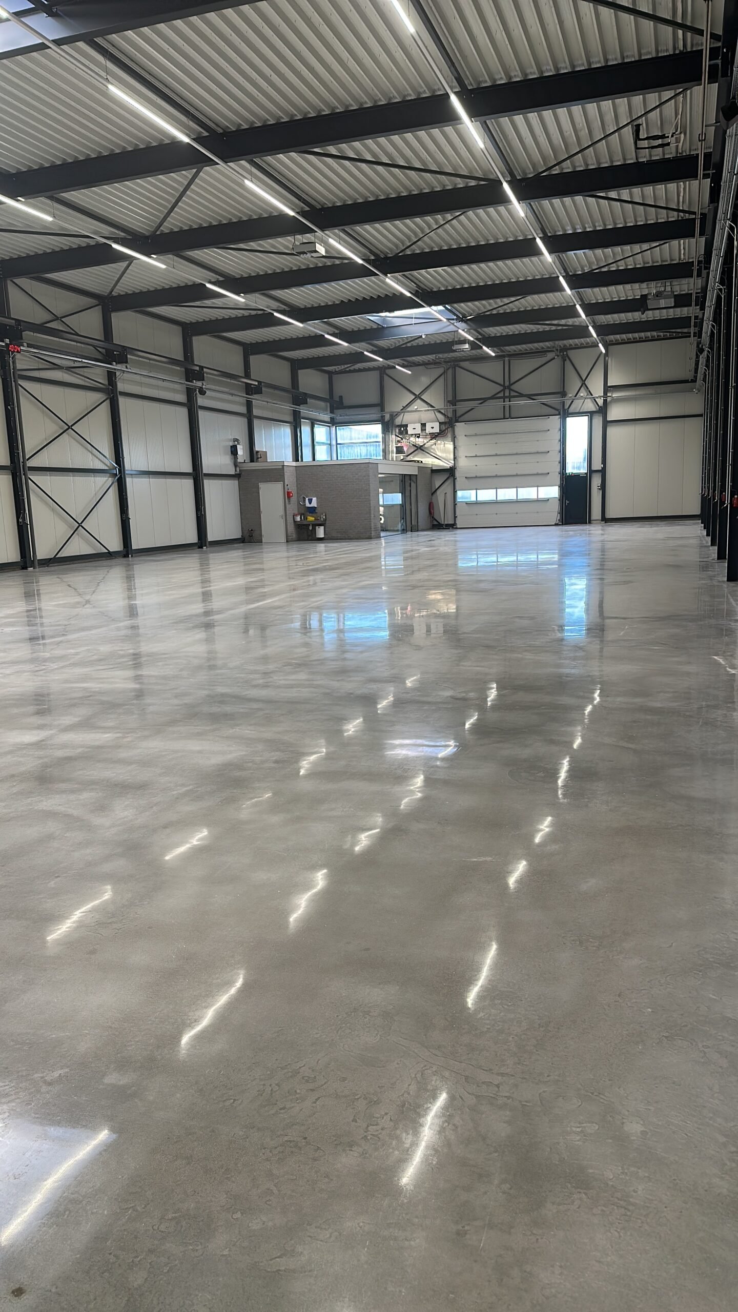 polishedconcrete-concrete-industrial-industrialfloor-liquidhardener-finishingaid-dryshake-polishing-industrialconcrete-highquality-concretepolishing